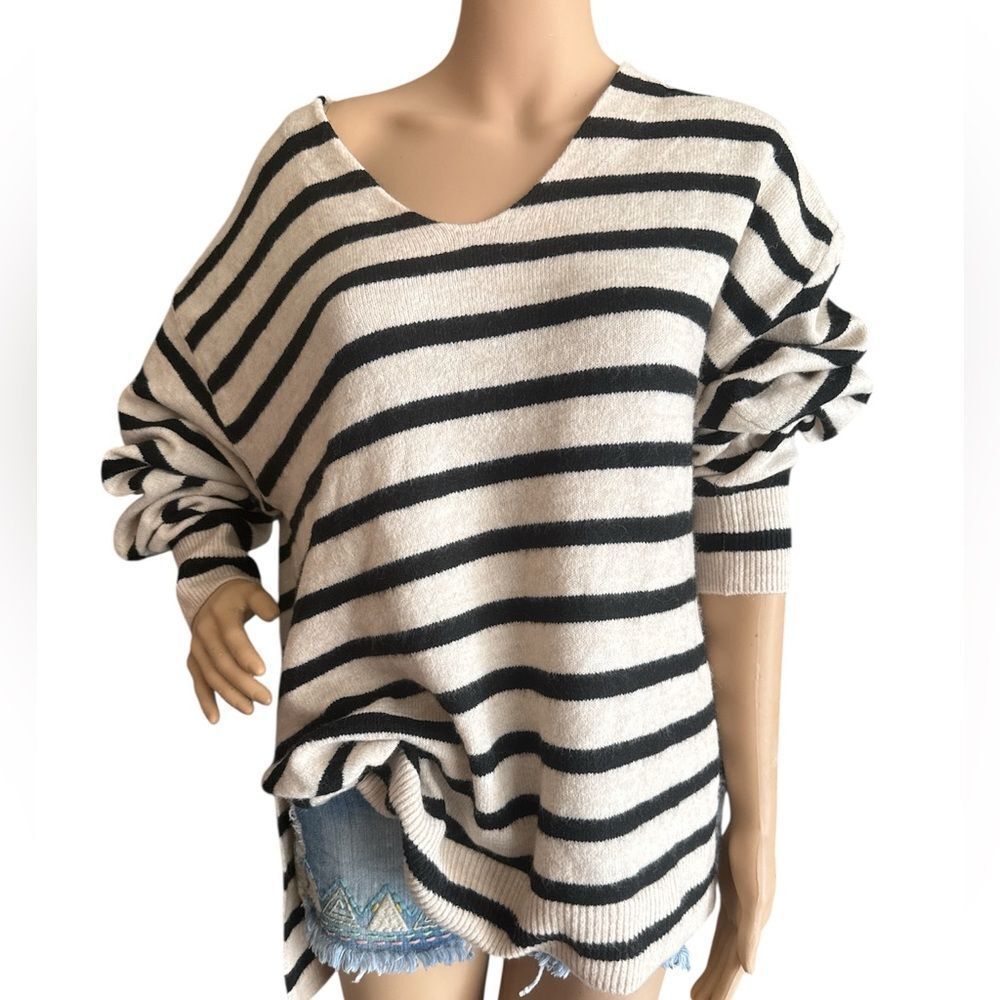 H&M Black and Cream Pull On V-Neck Slits Side Super Soft Striped Sweater